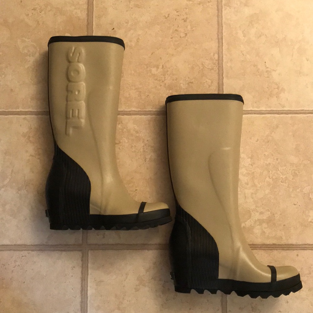 Sorel wedge rain boots. Size 9.5